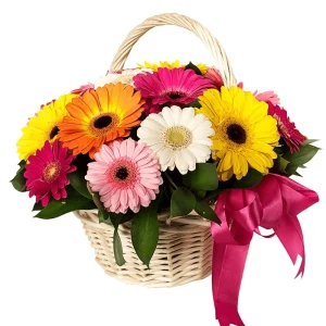 Цветы в корзине с герберами